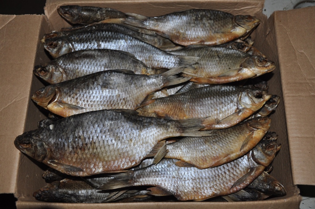 Фасовка и упаковка мелкооптовых партий сушеной рыбы
